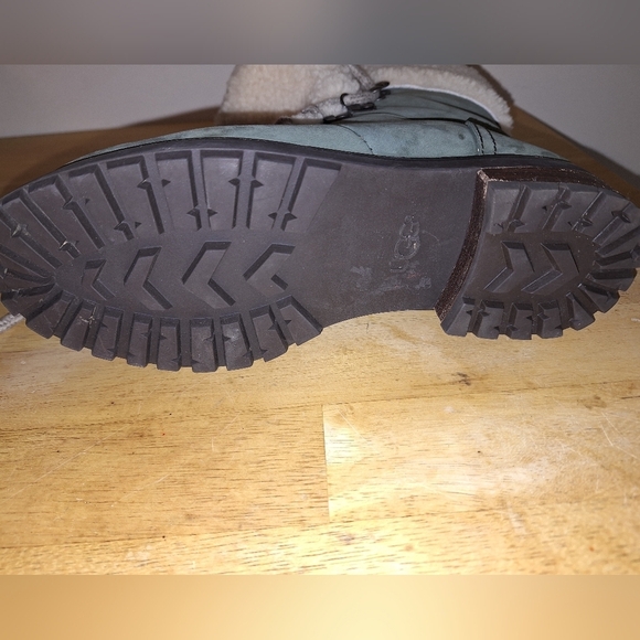 A pair of UGG Fraser Slate leather fur lined ankle boots in ladie's size 6. EUC - Picture 7 of 12